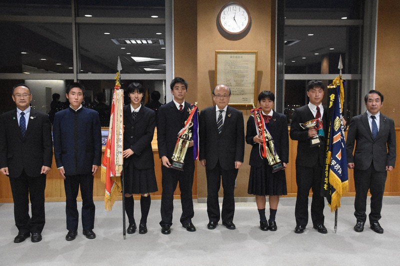 県庁を表敬訪問した高校駅伝県代表の浜松日体の金原祥汰主将(左から二人目)と高校ラグビー県代表の静岡聖光学院の丸尾瑛主将(右から二人目)=静岡市葵区追手町の県庁で2021年12月13日、渡辺薫撮影