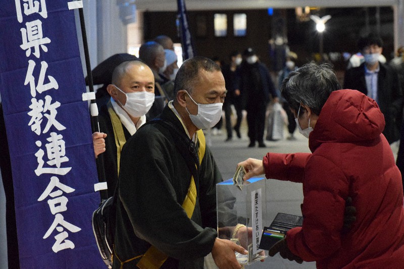 ２０２１歳末点描：歳末助け合いで僧侶ら募金活動 JR小倉駅前で県仏教 