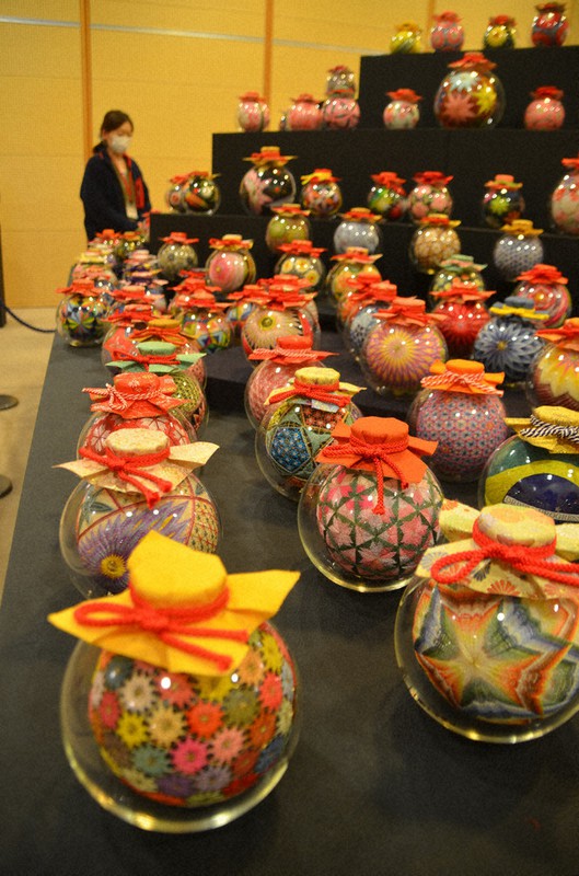 伝統工芸品　びんてまり　びん細工 どうやってびんの中に？丸く愛らしい愛荘町の「びんてまり