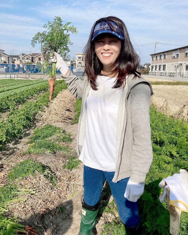 交流を続ける地元農家の農園で有機ニンジンを収穫する副島美貴さん=本人提供