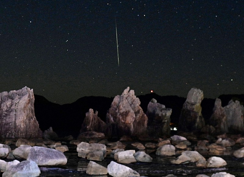 名勝・橋杭岩でもキラリ ふたご座流星群 和歌山・串本 | 毎日新聞