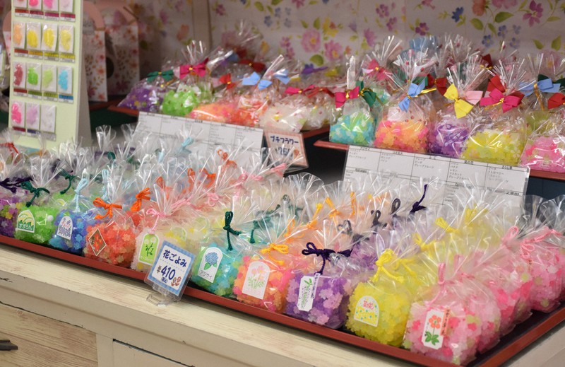 こんぺいとう 大阪にコンペイトウの王国 自分だけの一粒作れるミュージアム | 毎日新聞