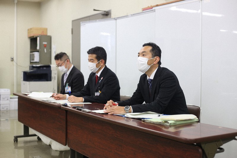 大阪市の条例に基づいてヘイトスピーチを認定し、氏名を公表したことを説明する市の担当者=大阪市役所で2021年12月14日午後1時42分、野田樹撮影