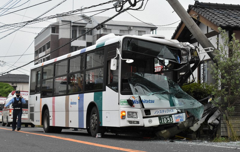 西鉄バス事故、運転手に禁錮1年6月求刑 居眠り運転で12人けが 毎日新聞 西鉄バス事故、運転手に禁錮1年6月求刑 居眠り運転で12人けが 毎日新聞