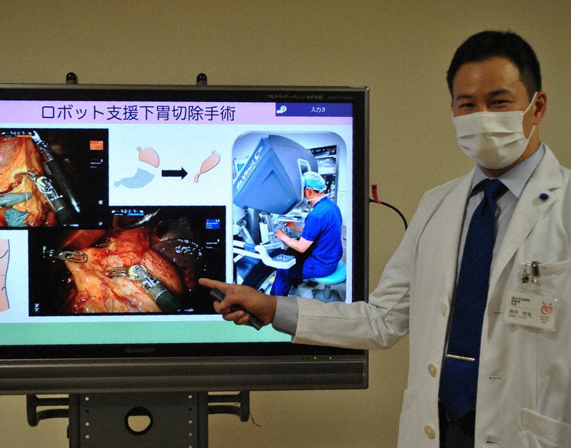 「ダビンチ」による胃がん手術を説明する香川哲也医師=福山市民病院で2021年12月14日午前10時6分、関東晋慈撮影