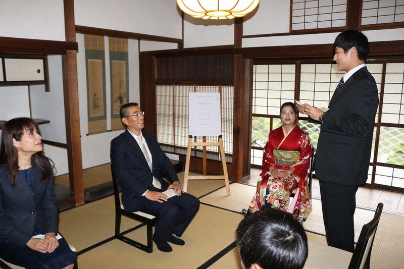 御花で「ハタチと家族」を体験し、思い出や感謝を伝え合う畑岡さん一家