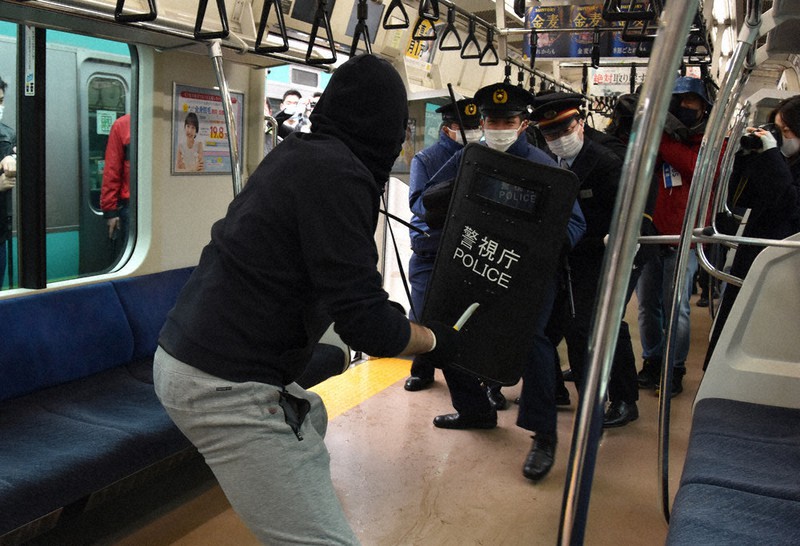 電車内に不審者 合同で制圧訓練 亀有署 Jr東 東京 毎日新聞