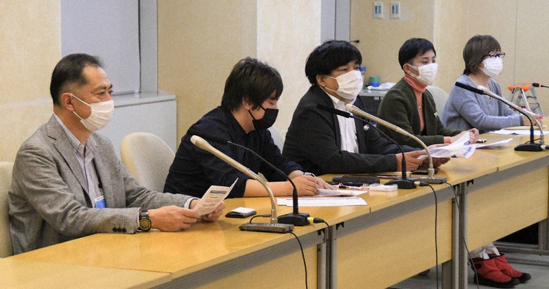 記者会見する生活困窮者支援団体の代表者ら=東京都庁で