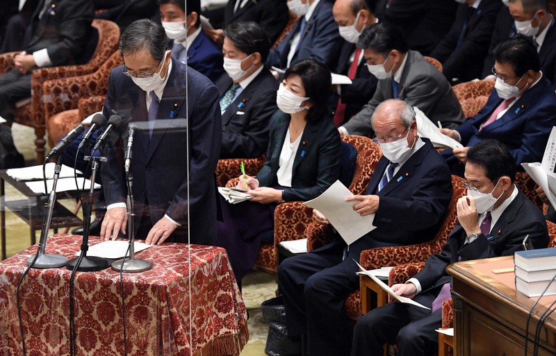 衆院予算委員会で立憲民主党の階猛氏の質問への答弁中に陳謝する斉藤鉄夫国土交通相(手前左)。同右端は岸田文雄首相=国会内で2021年12月15日午前9時23分、竹内幹撮影