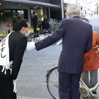 激戦となった衆院選京都1区。支援者の話を聞く勝目康氏（左）＝京都市上京区の出町桝形商店街で2021年10月22日午後4時43分、矢倉健次撮影