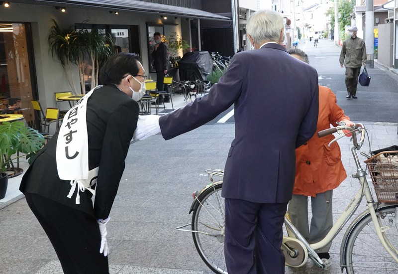 激戦となった衆院選京都1区。支援者の話を聞く勝目康氏(左)=京都市上京区の出町桝形商店街で2021年10月22日午後4時43分、矢倉健次撮影