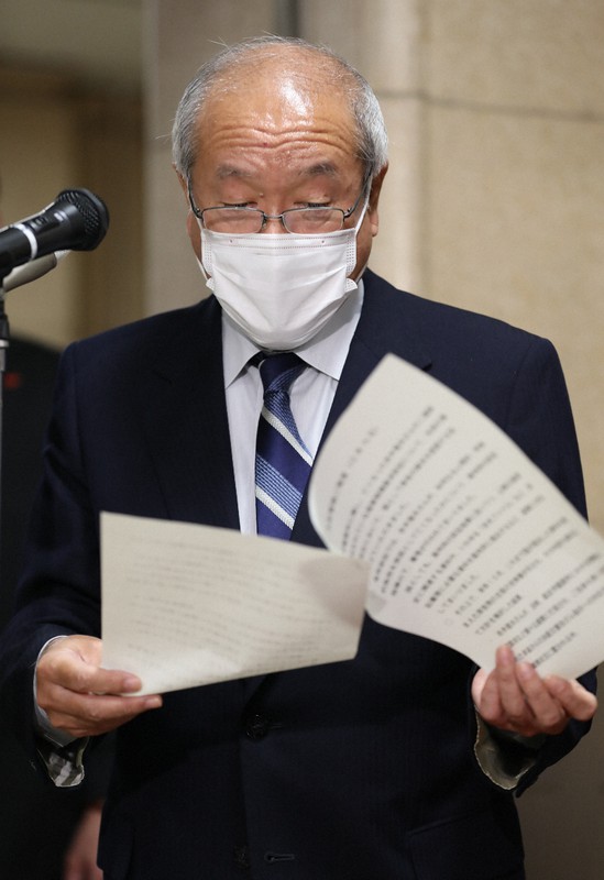 記者団の取材に応じる鈴木俊一財務相=財務省で2021年12月15日午後5時50分、小出洋平撮影