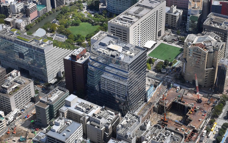 ガラス張りの新築ビル相次ぐ福岡 天神 背景に技術革新 毎日新聞