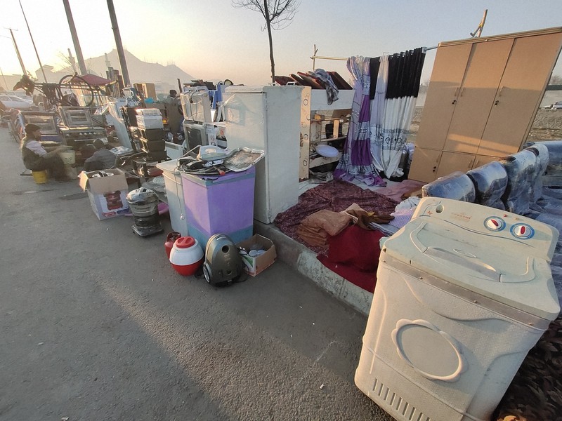 生活に窮した市民が路上で売っている家財道具=アフガニスタンの首都カブールで2021年11月30日、松井聡撮影