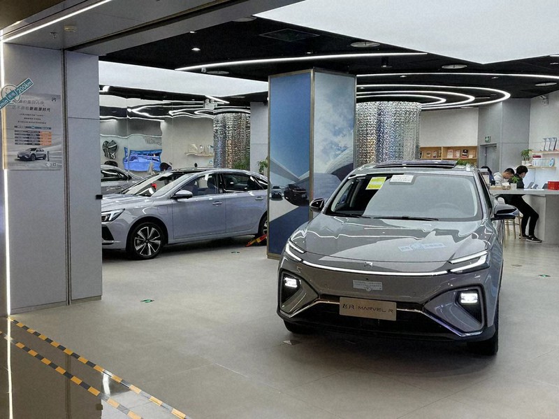 中国自動車大手のEVショールーム=北京市内で2021年12月12日、小倉祥徳撮影
