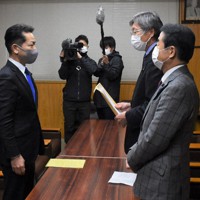 県連幹部に要望書を提出する宮崎県議（左）＝新潟市中央区の自民党県連で2021年12月15日午後0時9分、池田真由香撮影