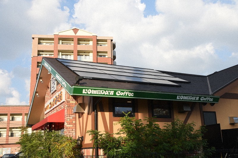 屋根上発電 急拡大 太陽光業者 エコな電気 安く供給 初期費不要 喫茶店 工場など導入相次ぐ 毎日新聞