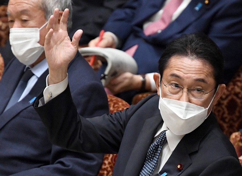 衆院予算委員会で質問に答えるため挙手する岸田文雄首相(右)=国会内で2021年12月13日、竹内幹撮影