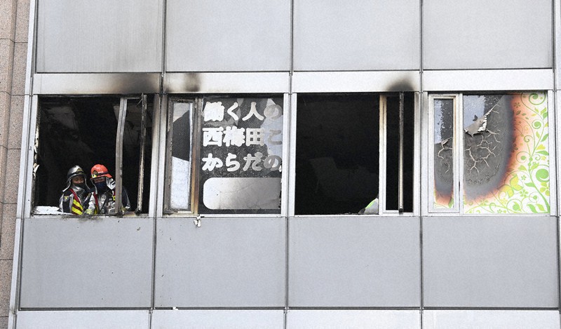 大阪・ビル火災 朝の北新地、黒煙騒然 逃げ遅れ、緊迫の救助 | 毎日新聞