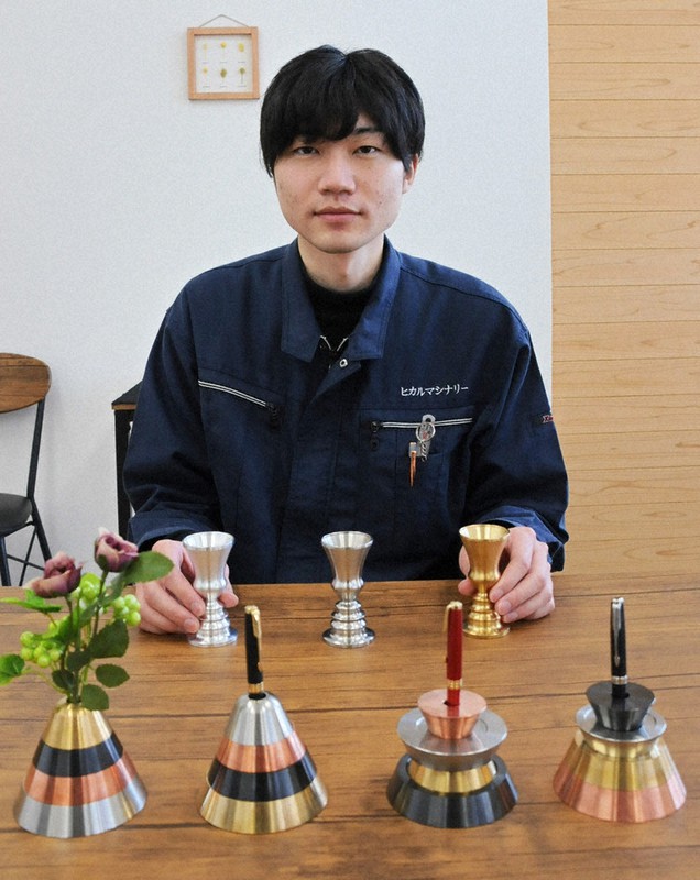 TSUMIKI Pen Stand(手前)など自社で開発・販売した商品を前に町工場発の夢を語る會田悠城さん=山形県山辺町で2021年12月10日午後0時1分、横田信行撮影