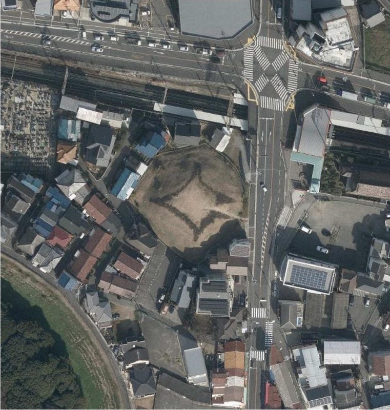 一部区域を国指定史跡に追加するよう答申された鍋塚古墳(中央)=藤井寺市提供