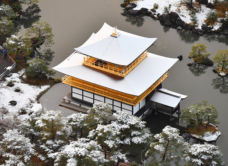 金閣寺も雪化粧 西日本の各地で厳しい冷え込み 写真特集1 10 毎日新聞