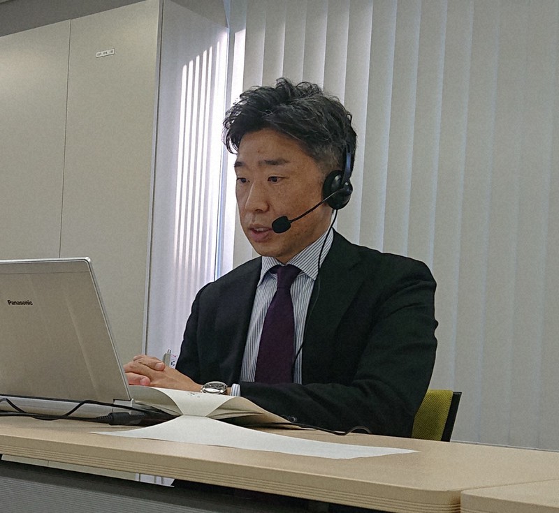 オンライン形式で、スパイの手口などを説明する警察庁の吉田知明氏=東京都千代田区で2021年11月30日午後2時47分、町田徳丈撮影