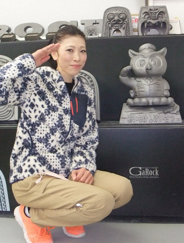 コノハけいぶと並ぶ岩月久美さん=愛知県高浜市で2021年12月15日、太田敦子撮影