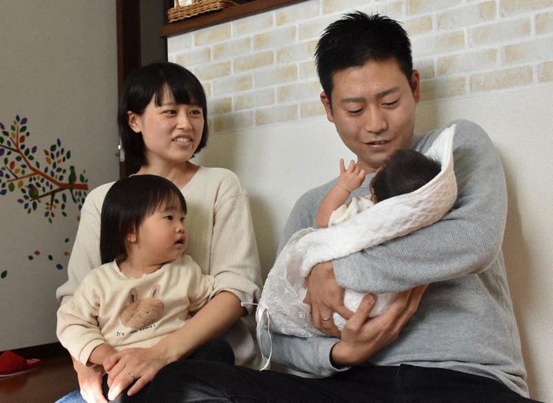 警察官のパパ＆ママ、気兼ねなく育休を 埼玉県警「穴埋め要員」応援