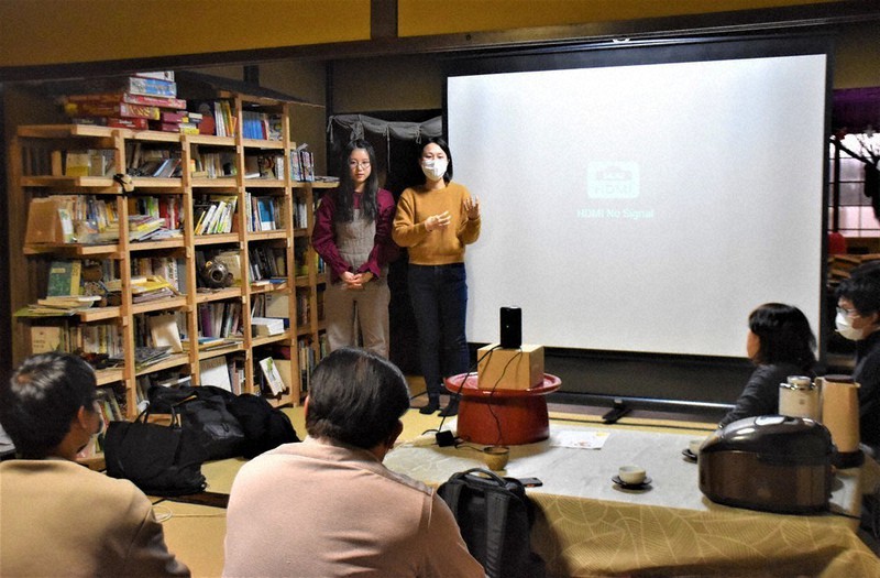 リバースの協賛企業などの前でプレゼンテーションする学生(中央)=大津市瀬田2のtugumiで2021年12月10日午後8時24分、諸隈美紗稀撮影