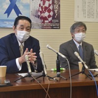 記者会見する星野伊佐夫・新潟県議（左）と小野峯生自民党新潟県連幹事長＝新潟市中央区で2021年12月20日午前10時20分、露木陽介撮影