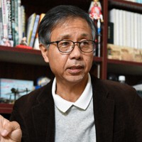 インタビューに答える米本浩一・東京理科大教授＝千葉県野田市で2021年12月1日、宮本明登撮影