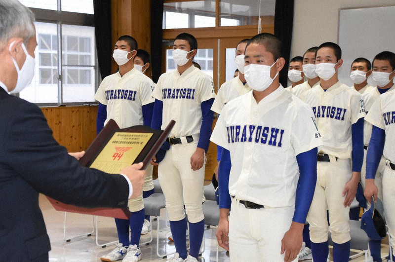 センバツ21世紀枠 倉吉総産に表彰盾 「子供に夢を」 ／鳥取