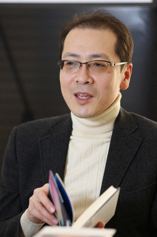 「文芸時評」執筆者の田中和生さん=東京都千代田区で2021年12月10日、吉田航太撮影