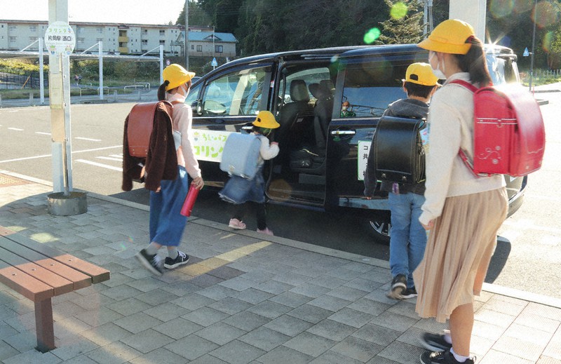 コリンタ号に乗車する小学生ら=JR片岡駅で2021年10月20日、栃木県矢板市提供