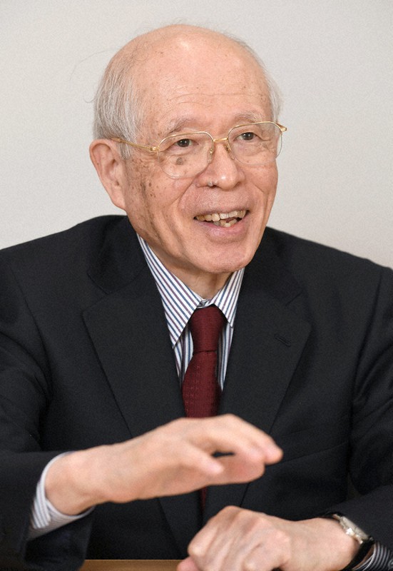 インタビューに答えるノーベル化学賞受賞者の野依良治さん=東京都千代田区で2021年11月18日、竹内紀臣撮影