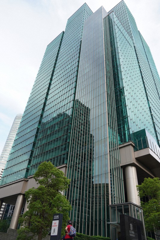 SBIのグループが入るビル=東京都港区で2021年5月26日、釣田祐喜撮影