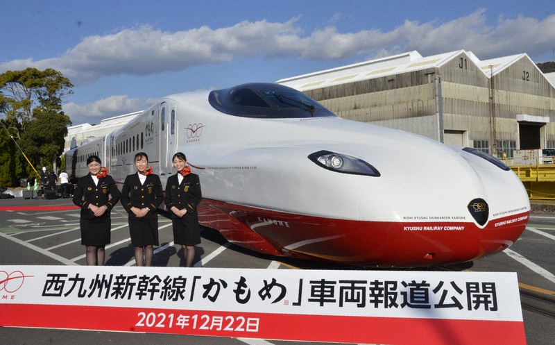 報道陣に公開された九州新幹線長崎ルート(西九州新幹線)の新車両「かもめ」=山口県下松市の日立製作所笠戸事業所で2021年12月22日午後2時31分、脇山隆俊撮影