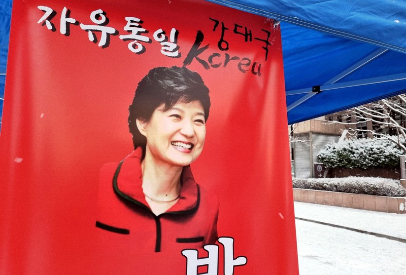 朴槿恵前大統領の写真を掲げた保守系団体の横断幕=ソウル市内で12月18日、坂口裕彦撮影