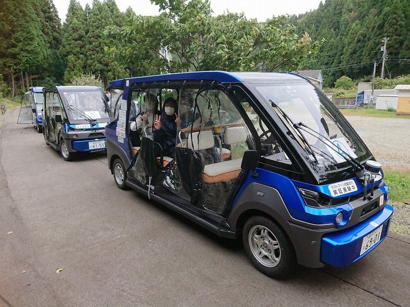 自動運転を活用した移動サービスで運行される電動カート。2021年3月からは客だけを乗せる無人自動運転に取り組んでいる=福井県永平寺町で(経済産業省提供)