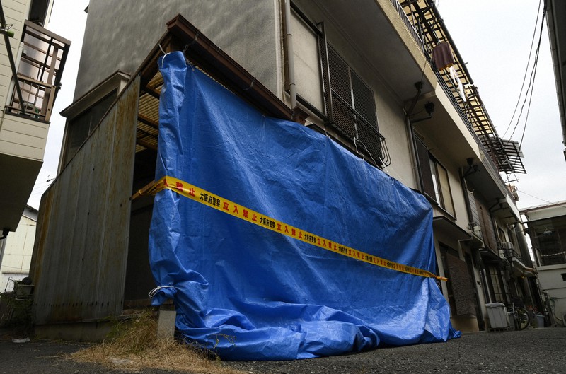 谷本盛雄容疑者は事件の約1カ月前から滞在していた民家(手前)で、「大量殺人」の計画を練っていたとされる=大阪市西淀川区で2021年12月22日午後3時5分、藤井達也撮影