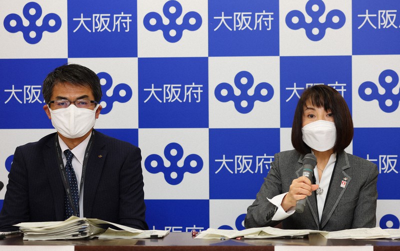 オミクロン株に市中感染したとみられる患者が出たことを受け、記者の質問に答える大阪府健康医療部の藤井睦子部長(右)と山崎幸雄課長=大阪市中央区で2021年12月22日、梅田麻衣子撮影