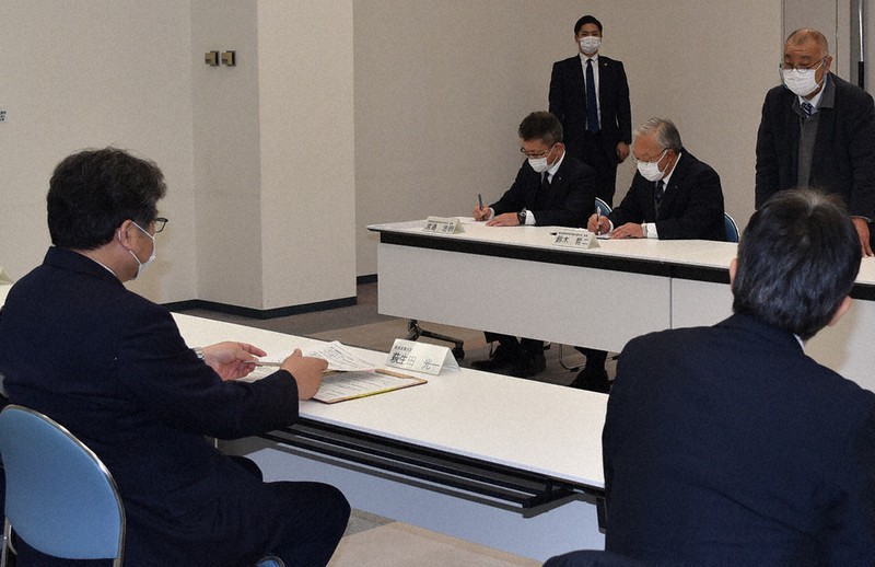 福島県漁連を訪れた萩生田光一経産相(左)に処理水の海洋放出について意見を述べる野崎哲・県漁連会長(右奥)=福島県いわき市中央台飯野4の県水産会館で2021年12月23日午後3時16分、柿沼秀行撮影