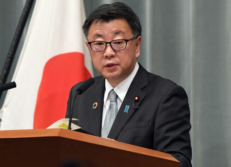 記者会見で北京冬季五輪に政府高官を派遣しない方針を表明する松野博一官房長官=首相官邸で2021年12月24日午前11時42分、竹内幹撮影