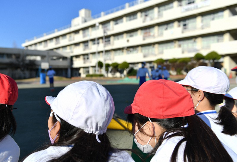 多くの児童がマスクを着用し行われた体育の授業=さいたま市南区の市立沼影小学校で2021年12月22日午前9時16分、宮間俊樹撮影