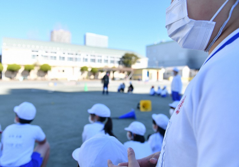 多くの児童がマスクを着用したまま体育の授業に臨んだ=さいたま市南区の市立沼影小学校で2021年12月22日午前9時43分、宮間俊樹撮影