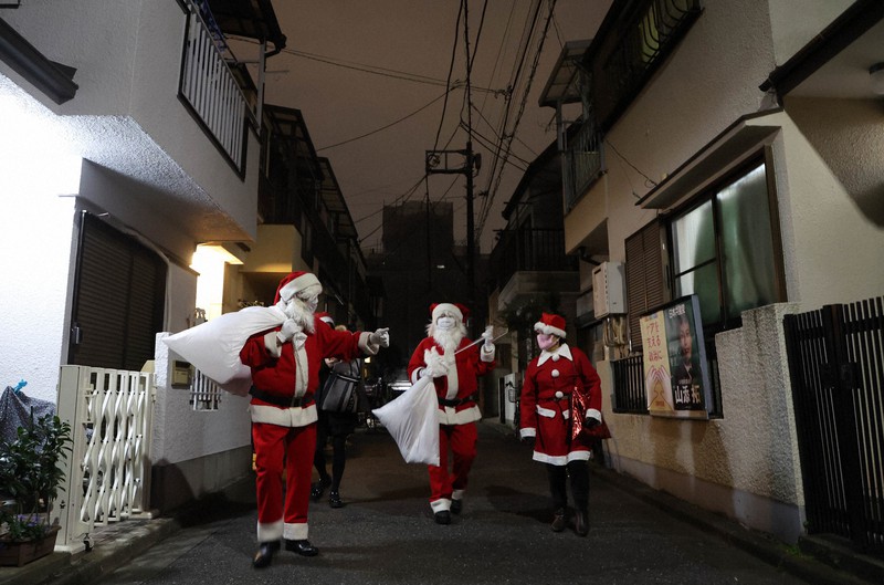 さあ笑って サンタが全国の子ども4700人にプレゼント配る 毎日新聞