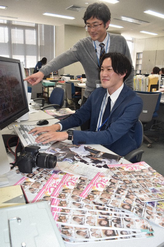 広報紙作りに励む秘書広報情報課の藤井和彦さん(奥)と今西光弘さん=宇陀市役所で2021年12月20日午前10時55分、広瀬晃子撮影