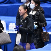 女子フリーで最終グループの出番を前に笑顔を見せる坂本花織＝さいたまスーパーアリーナで2021年12月25日、手塚耕一郎撮影
