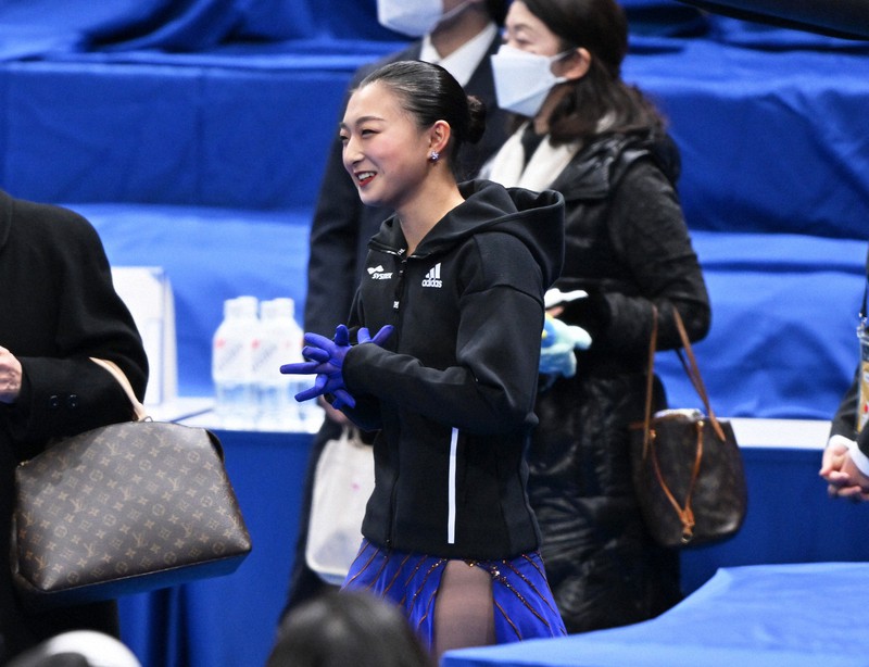 女子フリーで最終グループの出番を前に笑顔を見せる坂本花織＝さいたまスーパーアリーナで2021年12月25日、手塚耕一郎撮影